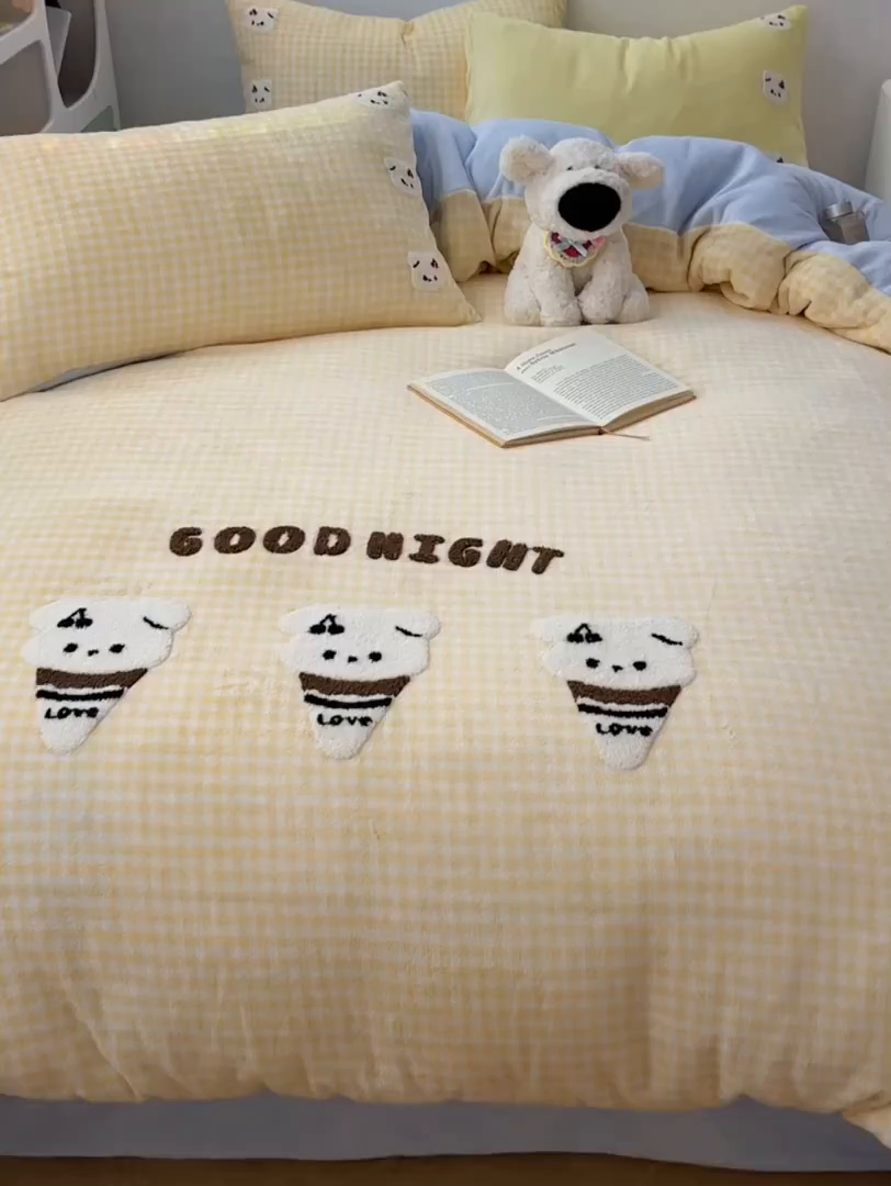 91家纺网 家纺一手货源 找家纺 繁花家居 2025新款牛奶绒毛巾绣格子猫红格子苹果猫四件套 黄格冰淇淋