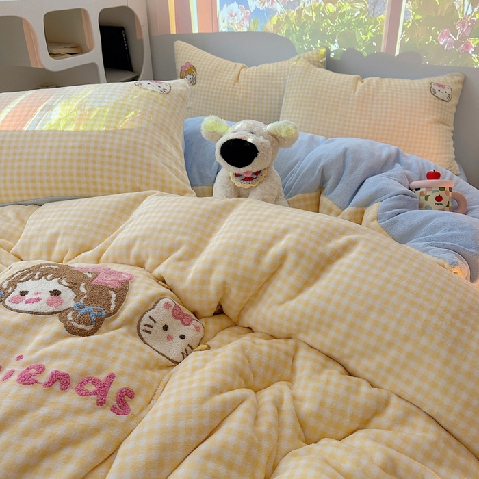 91家纺网 家纺一手货源 找家纺 繁花家居 2025新款牛奶绒毛巾绣格子猫红格子苹果猫四件套 黄格小女孩