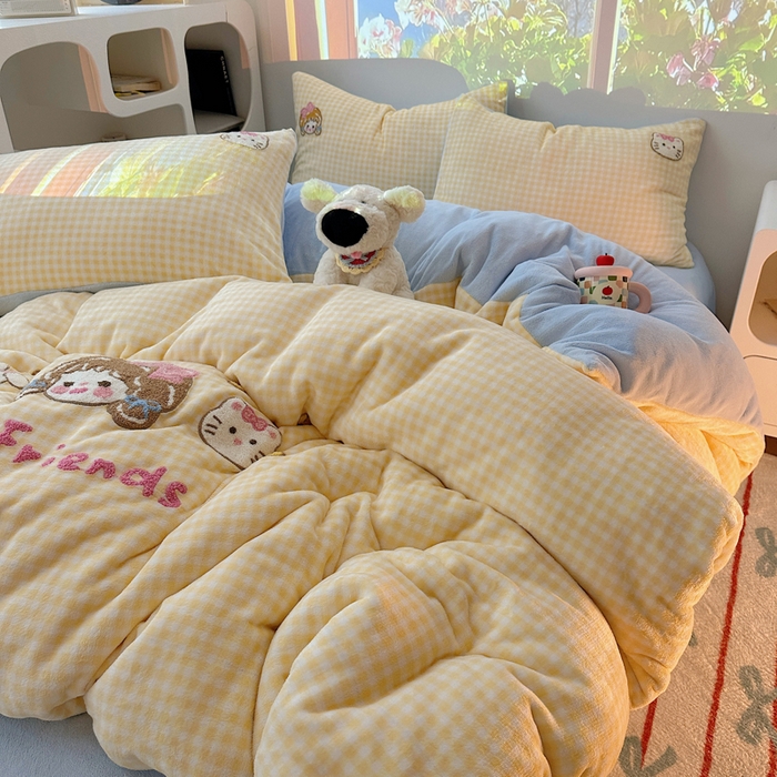91家纺网 家纺一手货源 找家纺 繁花家居 2025新款牛奶绒毛巾绣格子猫红格子苹果猫四件套 黄格小女孩