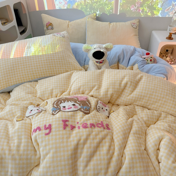 91家纺网 家纺一手货源 找家纺 繁花家居 2025新款牛奶绒毛巾绣格子猫红格子苹果猫四件套 黄格小女孩