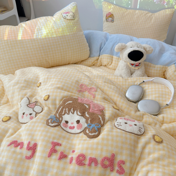 91家纺网 家纺一手货源 找家纺 繁花家居 2025新款牛奶绒毛巾绣格子猫红格子苹果猫四件套 黄格小女孩