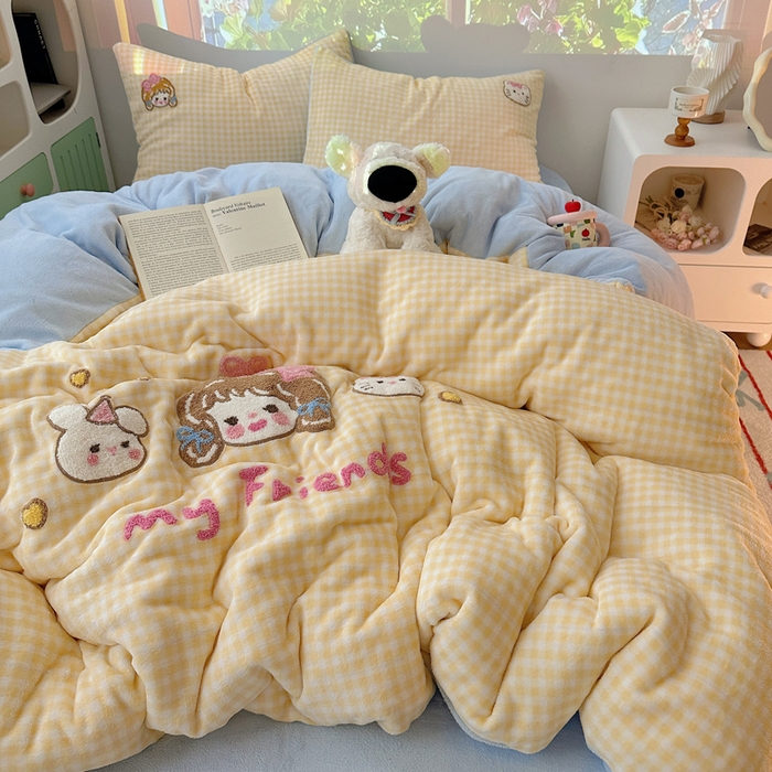 91家纺网 家纺一手货源 找家纺 繁花家居 2025新款牛奶绒毛巾绣格子猫红格子苹果猫四件套 黄格小女孩