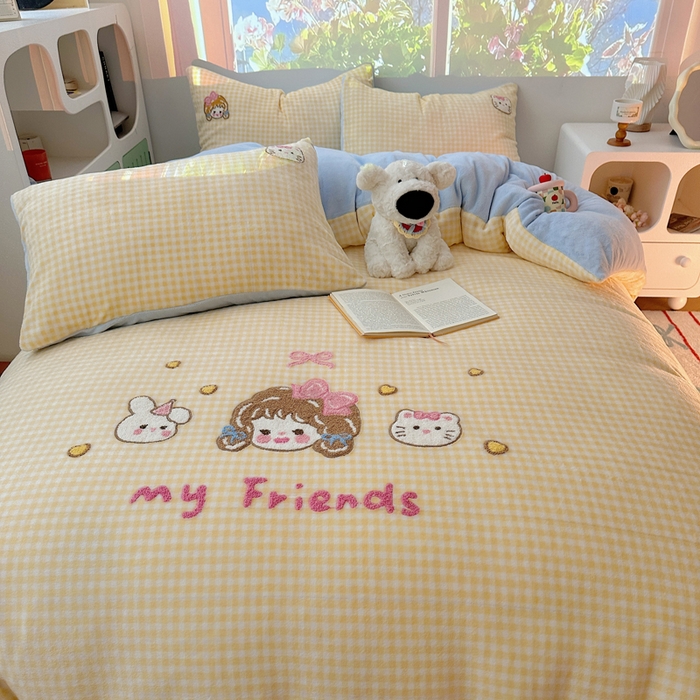 91家纺网 家纺一手货源 找家纺 繁花家居 2025新款牛奶绒毛巾绣格子猫红格子苹果猫四件套 黄格小女孩