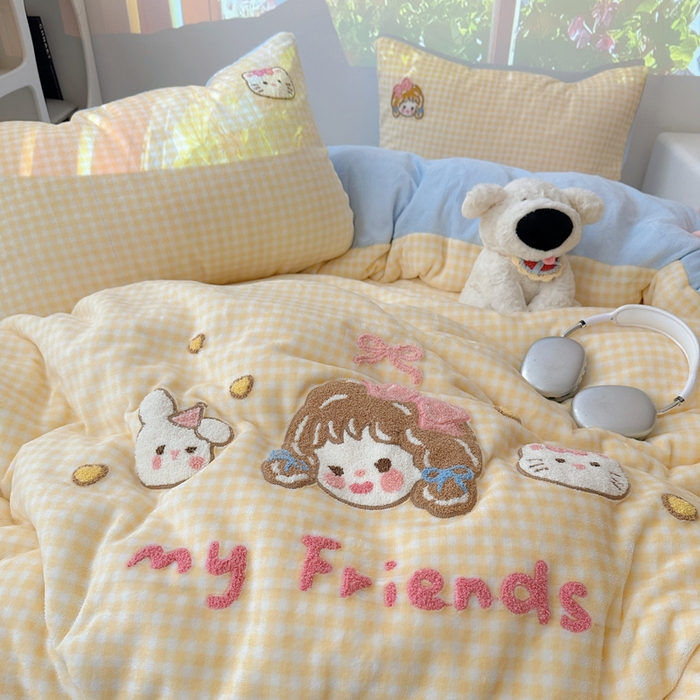 91家纺网 家纺一手货源 找家纺 繁花家居 2025新款牛奶绒毛巾绣格子猫红格子苹果猫四件套 黄格小女孩