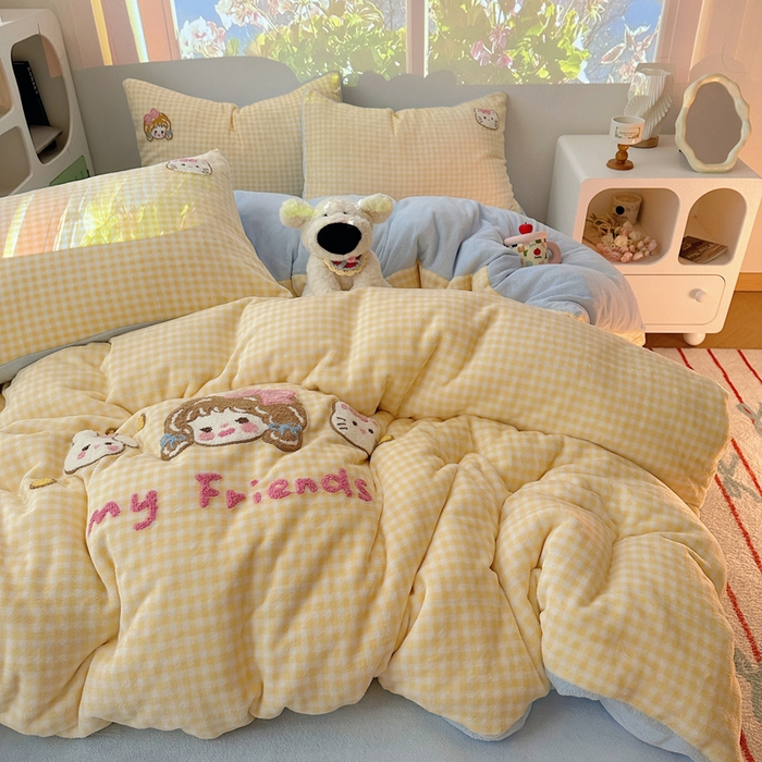 91家纺网 家纺一手货源 找家纺 繁花家居 2025新款牛奶绒毛巾绣格子猫红格子苹果猫四件套 黄格小女孩