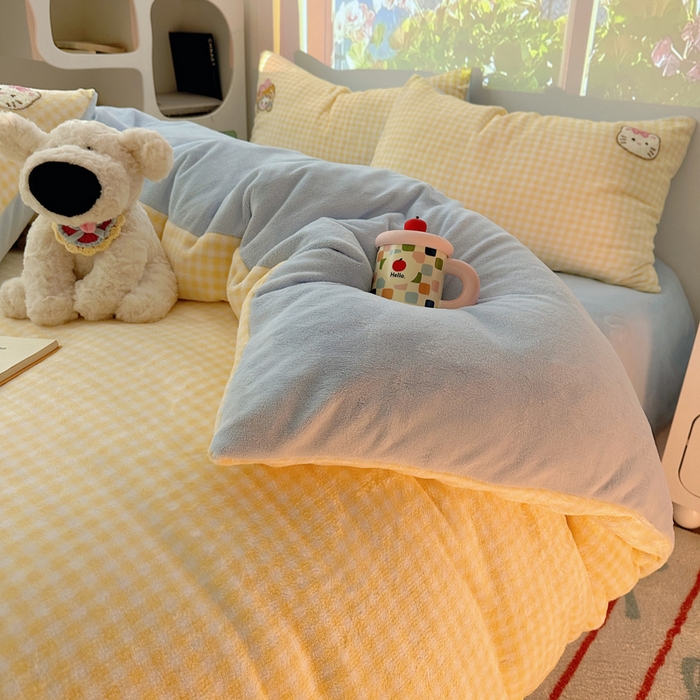 91家纺网 家纺一手货源 找家纺 繁花家居 2025新款牛奶绒毛巾绣格子猫红格子苹果猫四件套 黄格小女孩