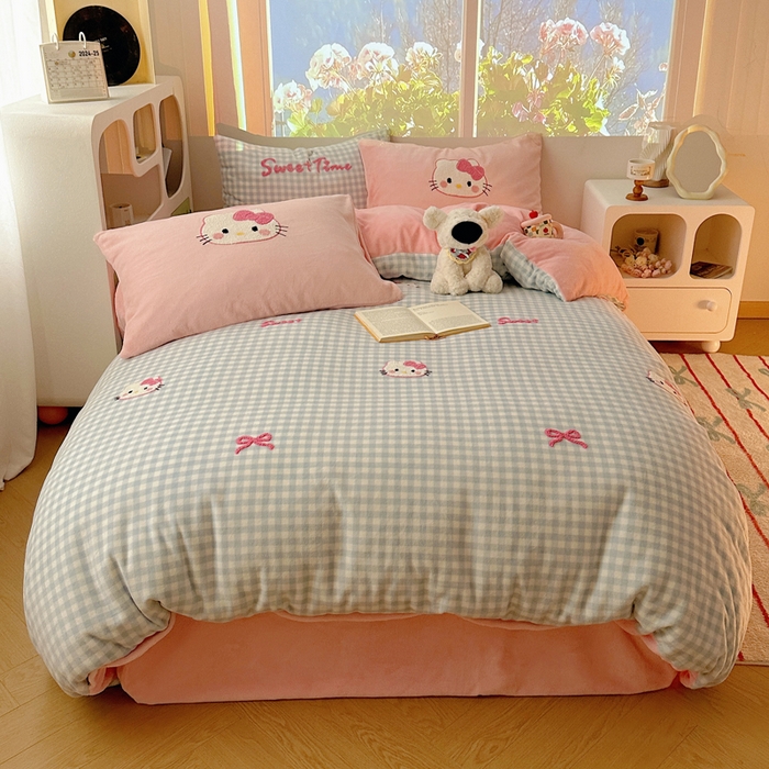 91家纺网 家纺一手货源 找家纺 繁花家居 2025新款牛奶绒毛巾绣格子猫红格子苹果猫四件套 蓝格猫咪