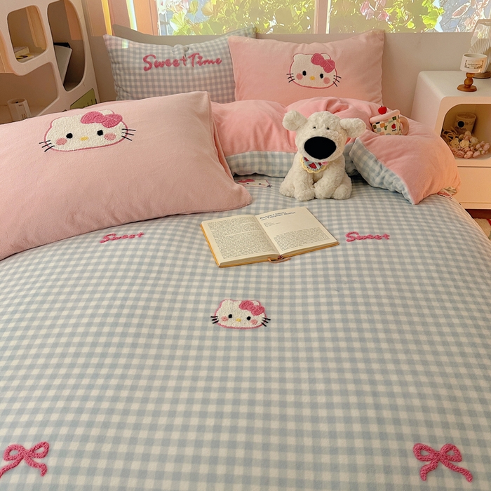 91家纺网 家纺一手货源 找家纺 繁花家居 2025新款牛奶绒毛巾绣格子猫红格子苹果猫四件套 蓝格猫咪