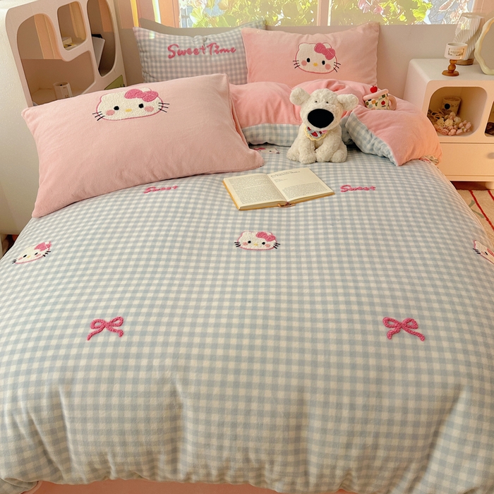 91家纺网 家纺一手货源 找家纺 繁花家居 2025新款牛奶绒毛巾绣格子猫红格子苹果猫四件套 蓝格猫咪