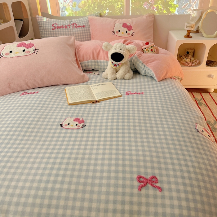 91家纺网 家纺一手货源 找家纺 繁花家居 2025新款牛奶绒毛巾绣格子猫红格子苹果猫四件套 蓝格猫咪