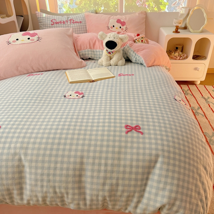 91家纺网 家纺一手货源 找家纺 繁花家居 2025新款牛奶绒毛巾绣格子猫红格子苹果猫四件套 蓝格猫咪