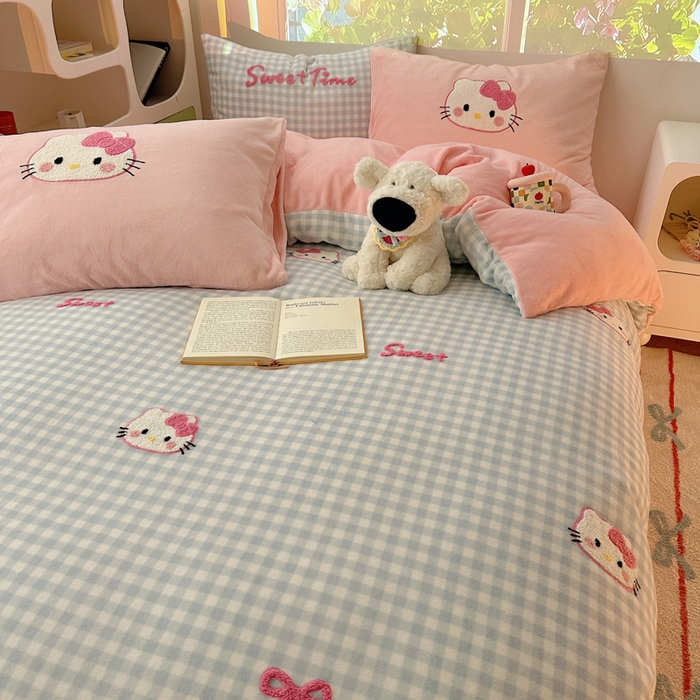 91家纺网 家纺一手货源 找家纺 繁花家居 2025新款牛奶绒毛巾绣格子猫红格子苹果猫四件套 蓝格猫咪