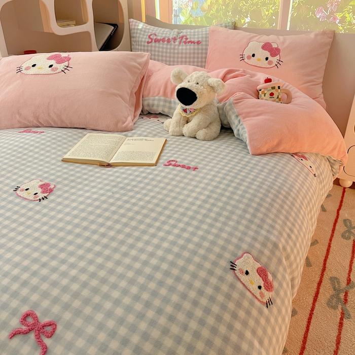 91家纺网 家纺一手货源 找家纺 繁花家居 2025新款牛奶绒毛巾绣格子猫红格子苹果猫四件套 蓝格猫咪