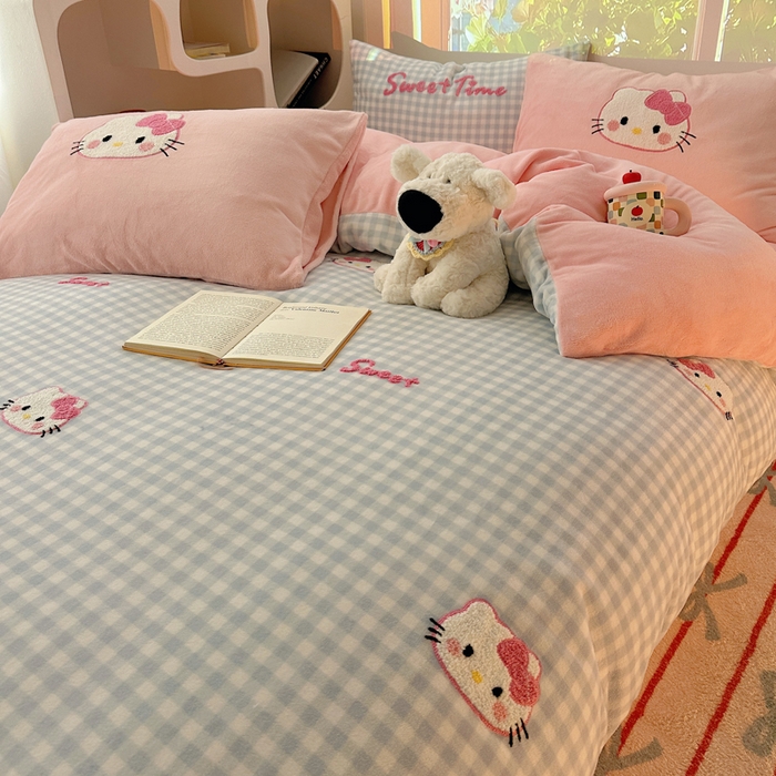 91家纺网 家纺一手货源 找家纺 繁花家居 2025新款牛奶绒毛巾绣格子猫红格子苹果猫四件套 蓝格猫咪