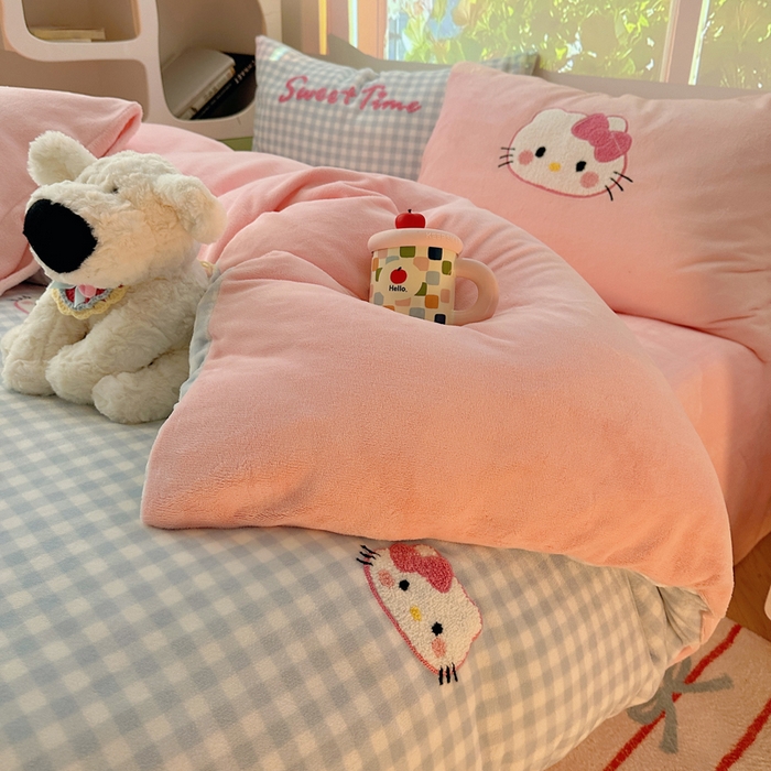 91家纺网 家纺一手货源 找家纺 繁花家居 2025新款牛奶绒毛巾绣格子猫红格子苹果猫四件套 蓝格猫咪