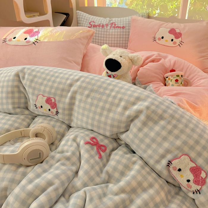 91家纺网 家纺一手货源 找家纺 繁花家居 2025新款牛奶绒毛巾绣格子猫红格子苹果猫四件套 蓝格猫咪