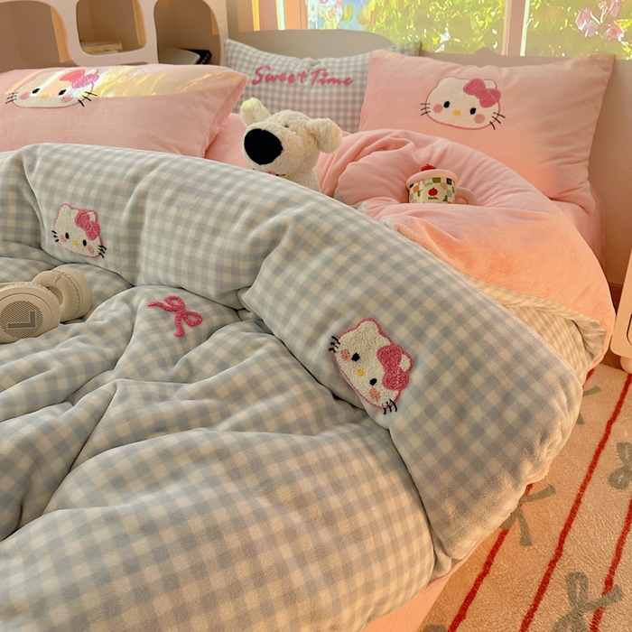 91家纺网 家纺一手货源 找家纺 繁花家居 2025新款牛奶绒毛巾绣格子猫红格子苹果猫四件套 蓝格猫咪