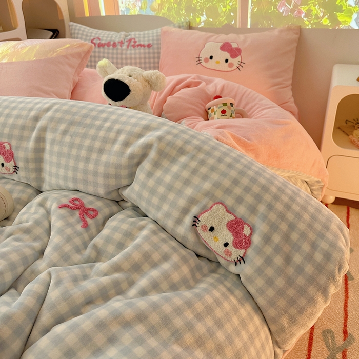 91家纺网 家纺一手货源 找家纺 繁花家居 2025新款牛奶绒毛巾绣格子猫红格子苹果猫四件套 蓝格猫咪