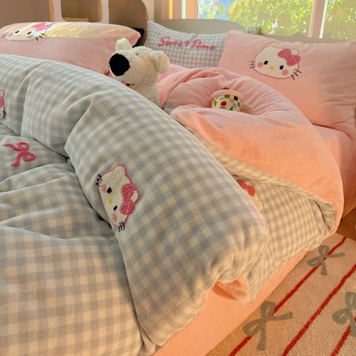 91家纺网 家纺一手货源 找家纺 繁花家居 2025新款牛奶绒毛巾绣格子猫红格子苹果猫四件套 蓝格猫咪