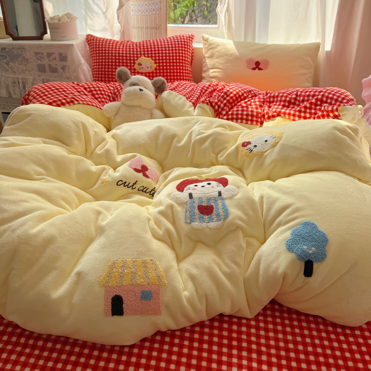 繁花家居 2025新款牛奶绒毛巾绣格子猫红格子苹果猫四件套 苹果猫