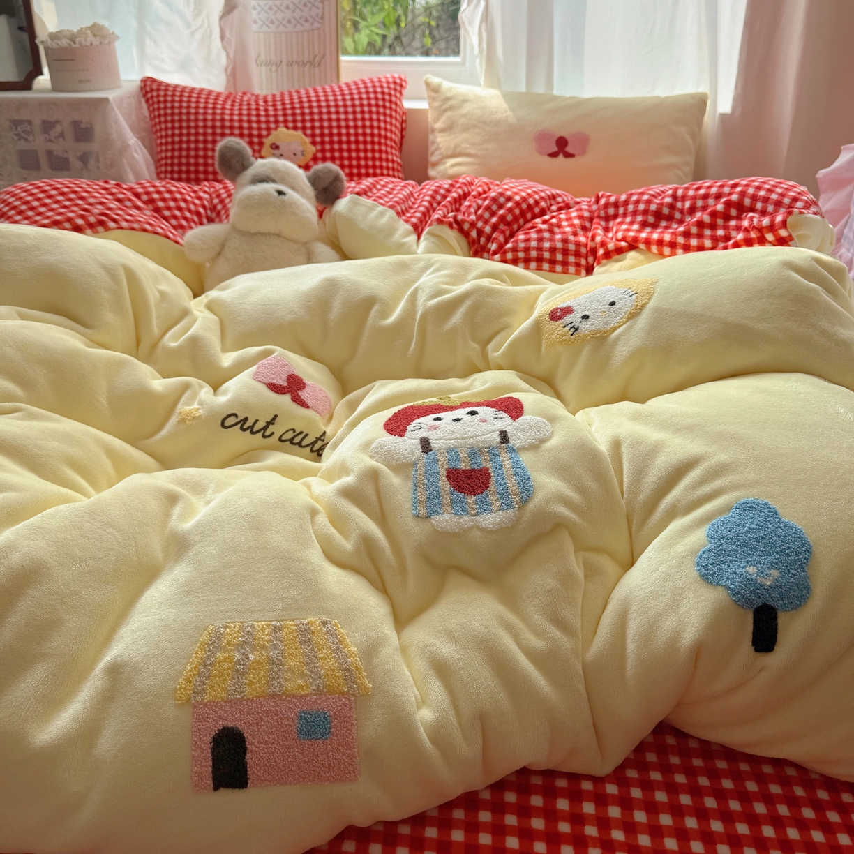 91家纺网 家纺一手货源 找家纺 繁花家居 2025新款牛奶绒毛巾绣格子猫红格子苹果猫四件套 苹果猫