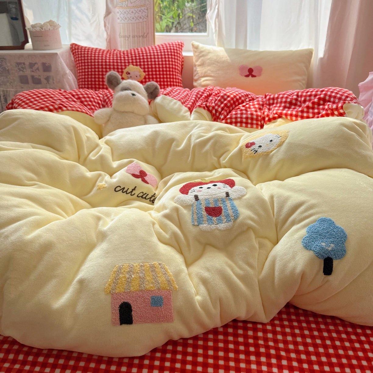 91家纺网 家纺一手货源 找家纺 繁花家居 2025新款牛奶绒毛巾绣格子猫红格子苹果猫四件套 苹果猫