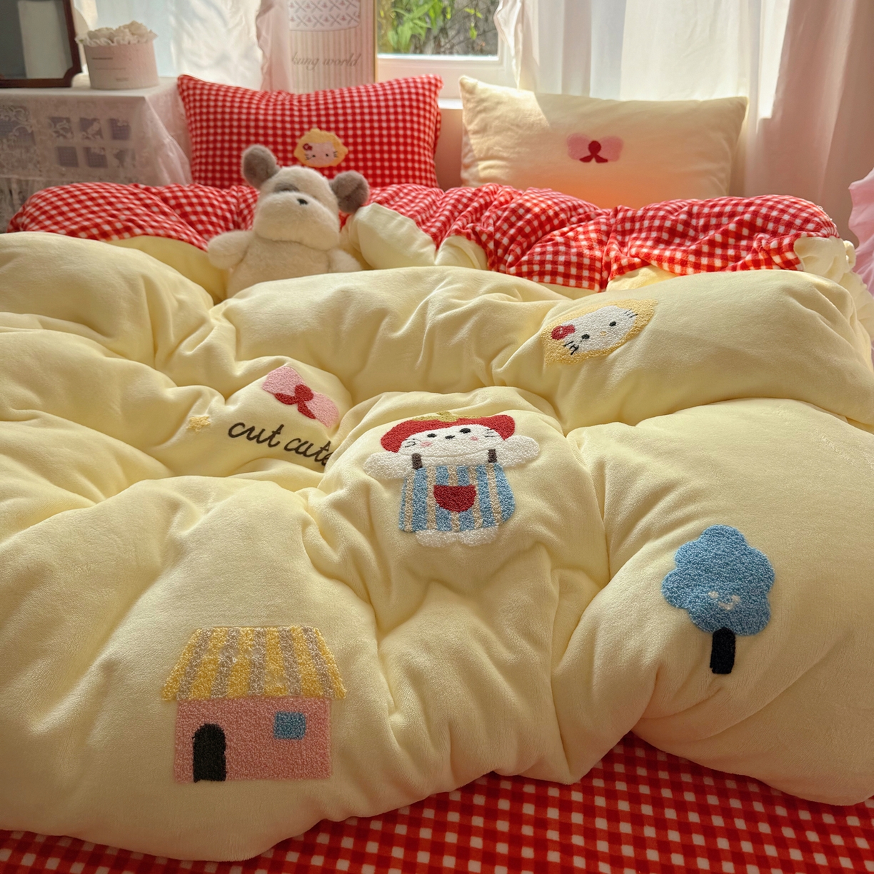 91家纺网 家纺一手货源 找家纺 繁花家居 2025新款牛奶绒毛巾绣格子猫红格子苹果猫四件套 苹果猫