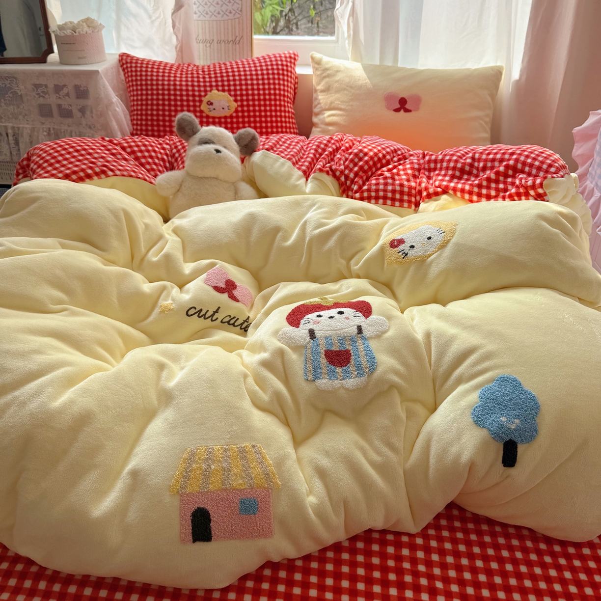 91家纺网 家纺一手货源 找家纺 繁花家居 2025新款牛奶绒毛巾绣格子猫红格子苹果猫四件套 苹果猫
