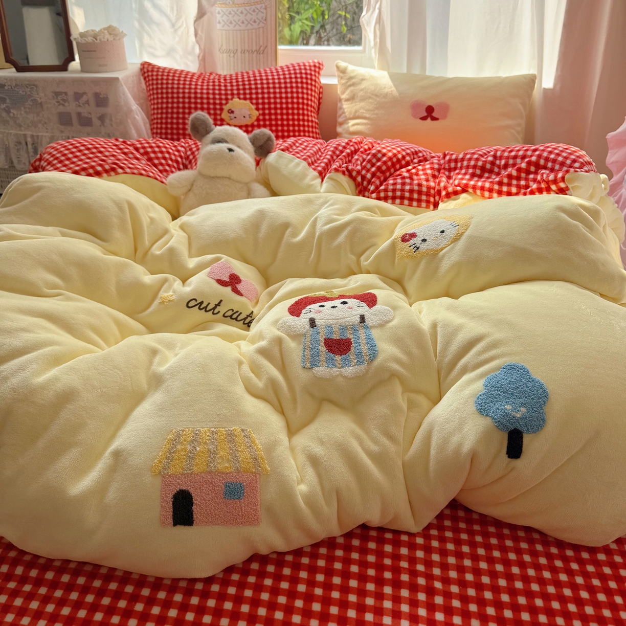 91家纺网 家纺一手货源 找家纺 繁花家居 2025新款牛奶绒毛巾绣格子猫红格子苹果猫四件套 苹果猫