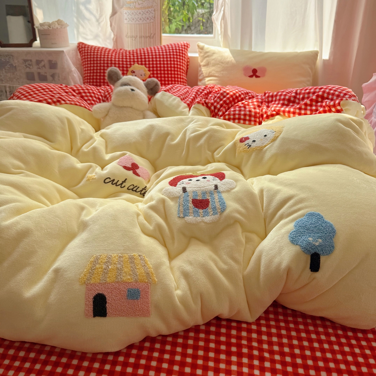 91家纺网 家纺一手货源 找家纺 繁花家居 2025新款牛奶绒毛巾绣格子猫红格子苹果猫四件套 苹果猫