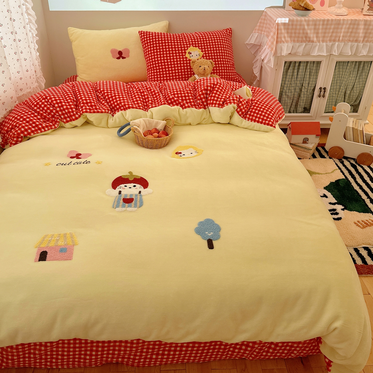 91家纺网 家纺一手货源 找家纺 繁花家居 2025新款牛奶绒毛巾绣格子猫红格子苹果猫四件套 苹果猫