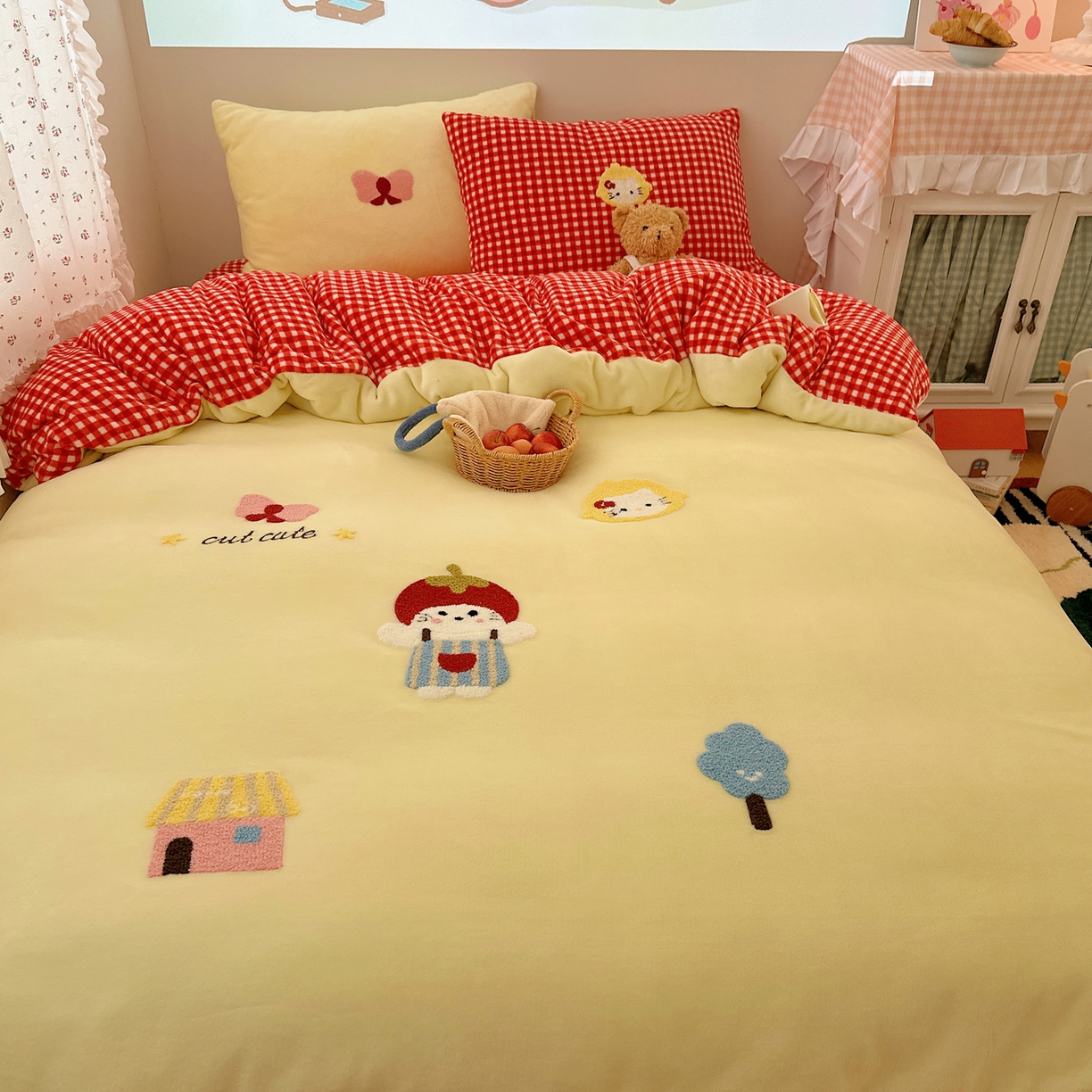 91家纺网 家纺一手货源 找家纺 繁花家居 2025新款牛奶绒毛巾绣格子猫红格子苹果猫四件套 苹果猫