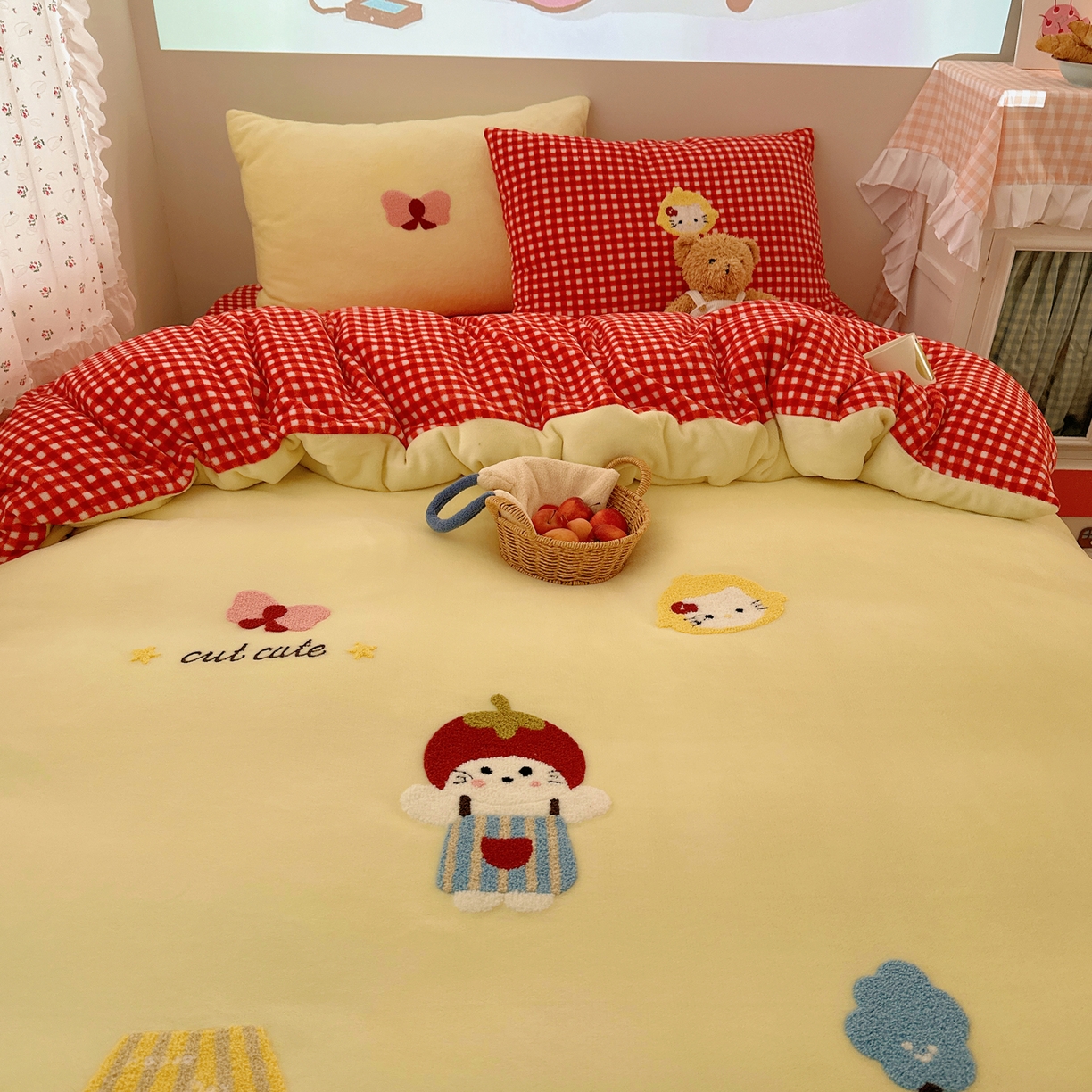 91家纺网 家纺一手货源 找家纺 繁花家居 2025新款牛奶绒毛巾绣格子猫红格子苹果猫四件套 苹果猫