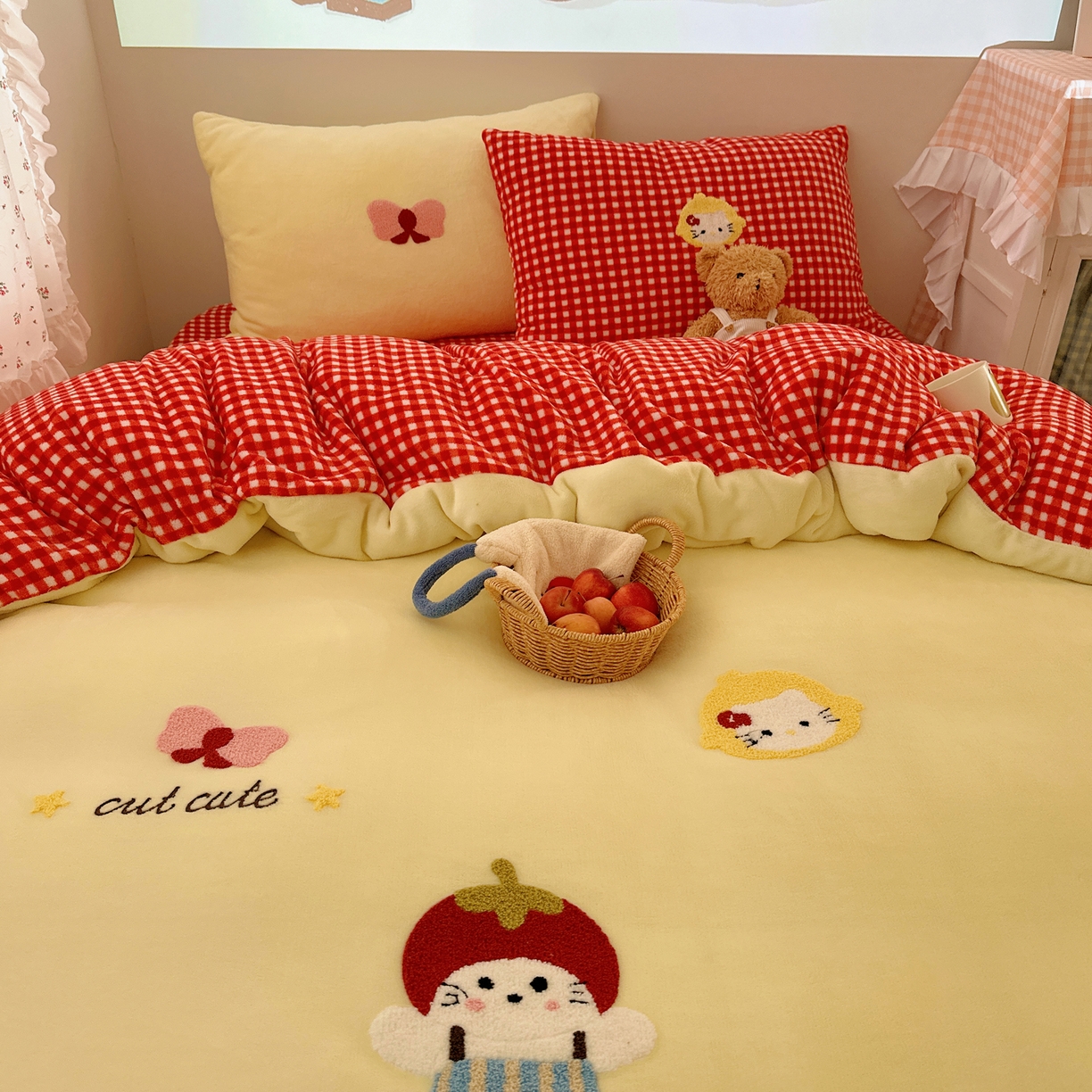 91家纺网 家纺一手货源 找家纺 繁花家居 2025新款牛奶绒毛巾绣格子猫红格子苹果猫四件套 苹果猫