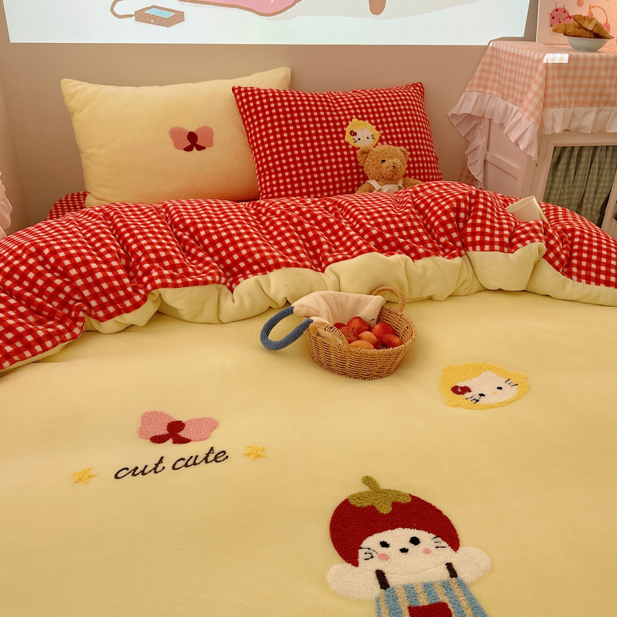 91家纺网 家纺一手货源 找家纺 繁花家居 2025新款牛奶绒毛巾绣格子猫红格子苹果猫四件套 苹果猫