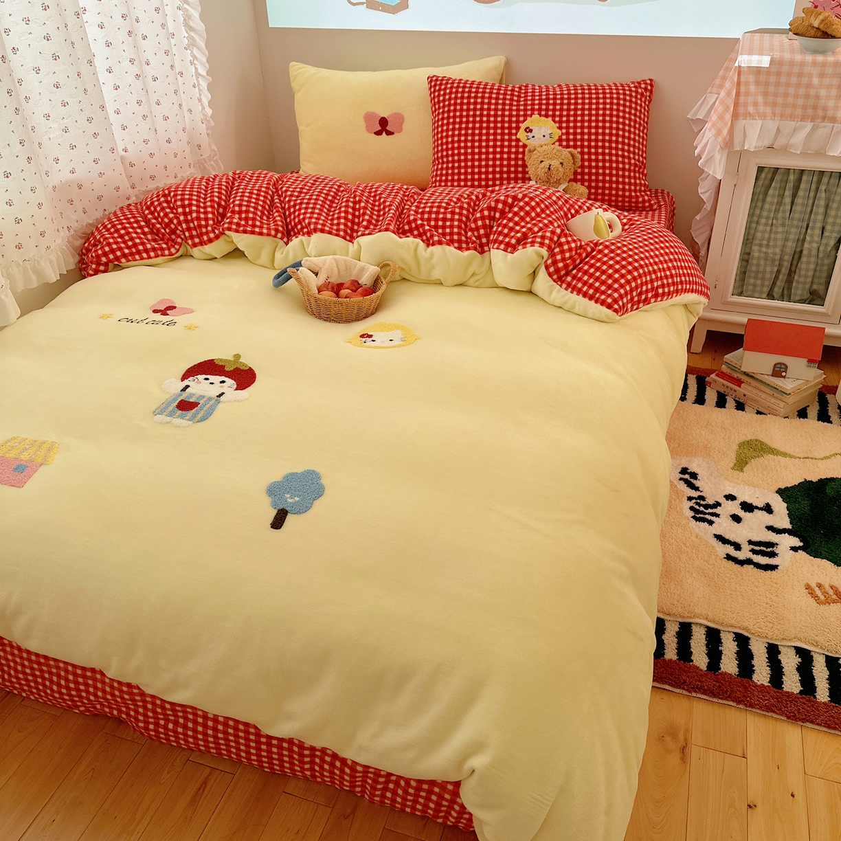 91家纺网 家纺一手货源 找家纺 繁花家居 2025新款牛奶绒毛巾绣格子猫红格子苹果猫四件套 苹果猫