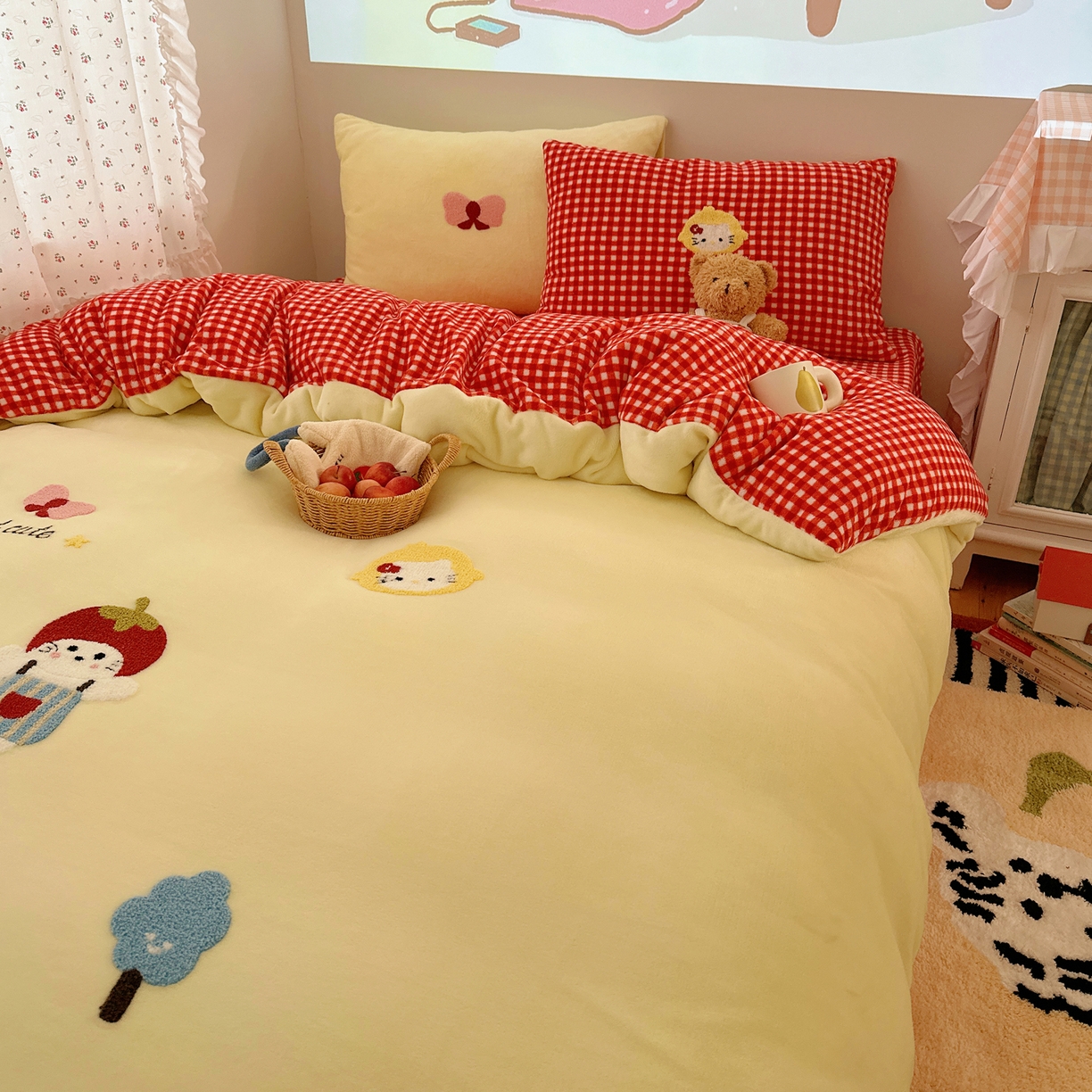 91家纺网 家纺一手货源 找家纺 繁花家居 2025新款牛奶绒毛巾绣格子猫红格子苹果猫四件套 苹果猫