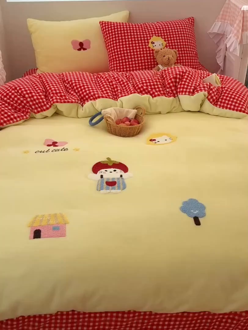 91家纺网 家纺一手货源 找家纺 繁花家居 2025新款牛奶绒毛巾绣格子猫红格子苹果猫四件套 苹果猫
