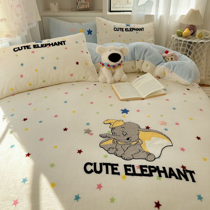 91家纺网 家纺一手货源 找家纺 繁花家居 2025新款牛奶绒毛巾绣格子猫红格子苹果猫四件套 星星小飞象