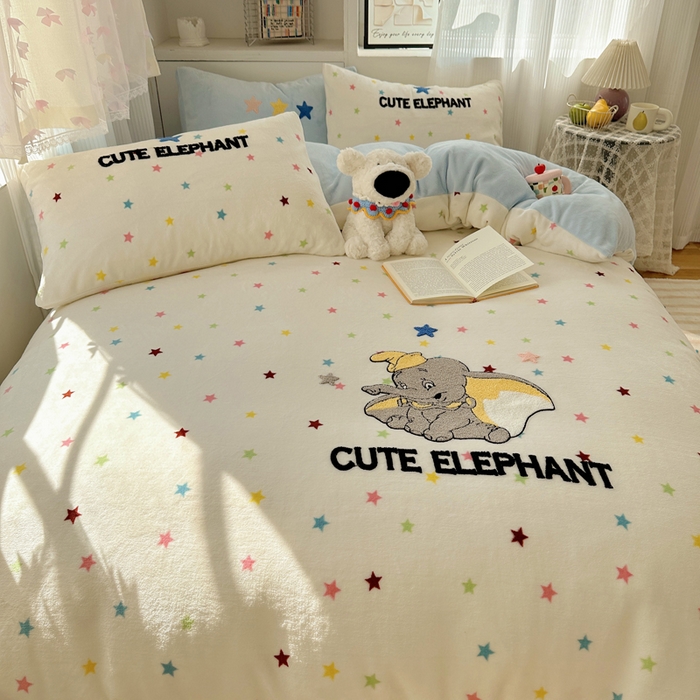 91家纺网 家纺一手货源 找家纺 繁花家居 2025新款牛奶绒毛巾绣格子猫红格子苹果猫四件套 星星小飞象