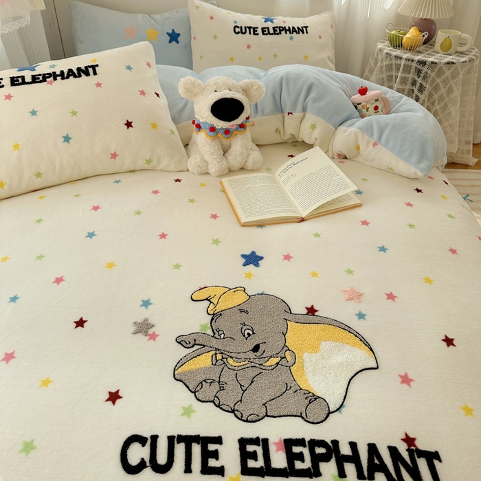 91家纺网 家纺一手货源 找家纺 繁花家居 2025新款牛奶绒毛巾绣格子猫红格子苹果猫四件套 星星小飞象