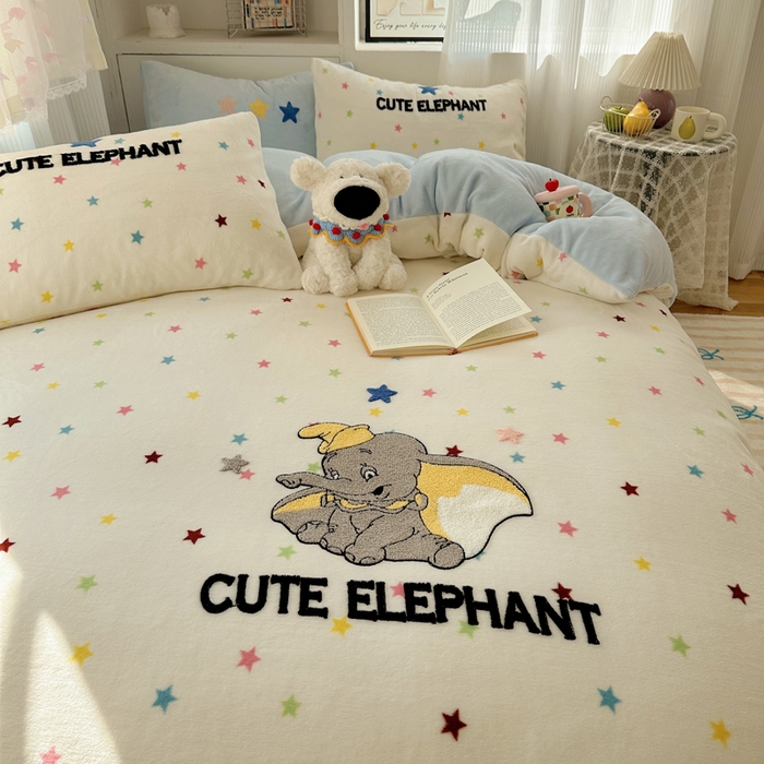 91家纺网 家纺一手货源 找家纺 繁花家居 2025新款牛奶绒毛巾绣格子猫红格子苹果猫四件套 星星小飞象