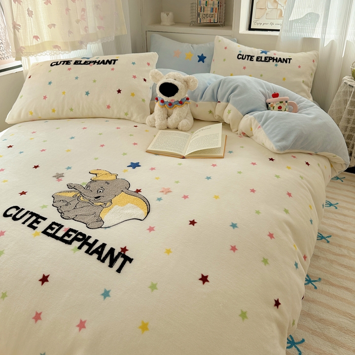 91家纺网 家纺一手货源 找家纺 繁花家居 2025新款牛奶绒毛巾绣格子猫红格子苹果猫四件套 星星小飞象