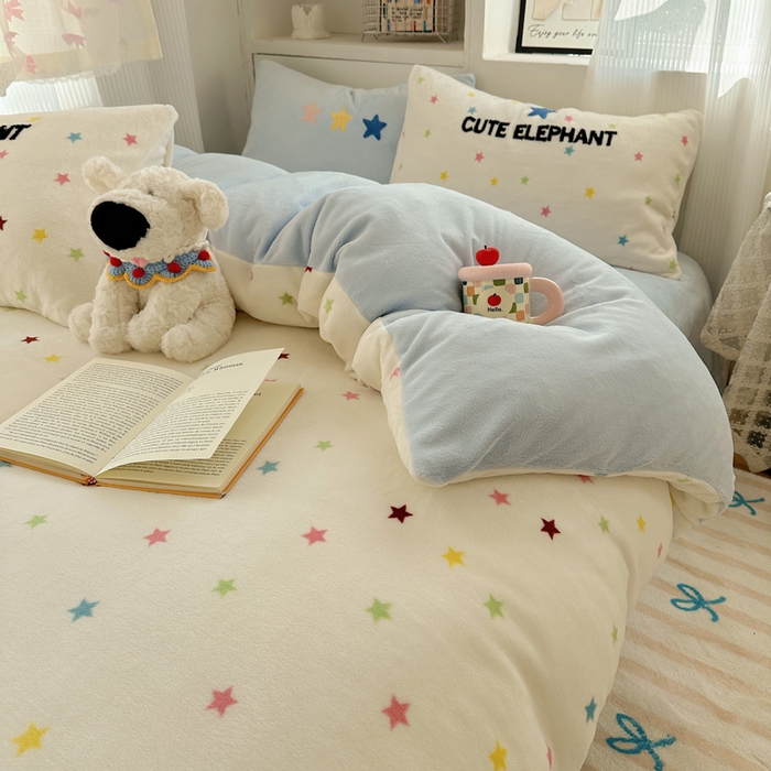 91家纺网 家纺一手货源 找家纺 繁花家居 2025新款牛奶绒毛巾绣格子猫红格子苹果猫四件套 星星小飞象