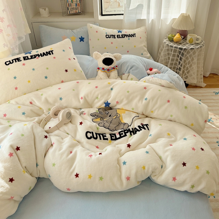 91家纺网 家纺一手货源 找家纺 繁花家居 2025新款牛奶绒毛巾绣格子猫红格子苹果猫四件套 星星小飞象