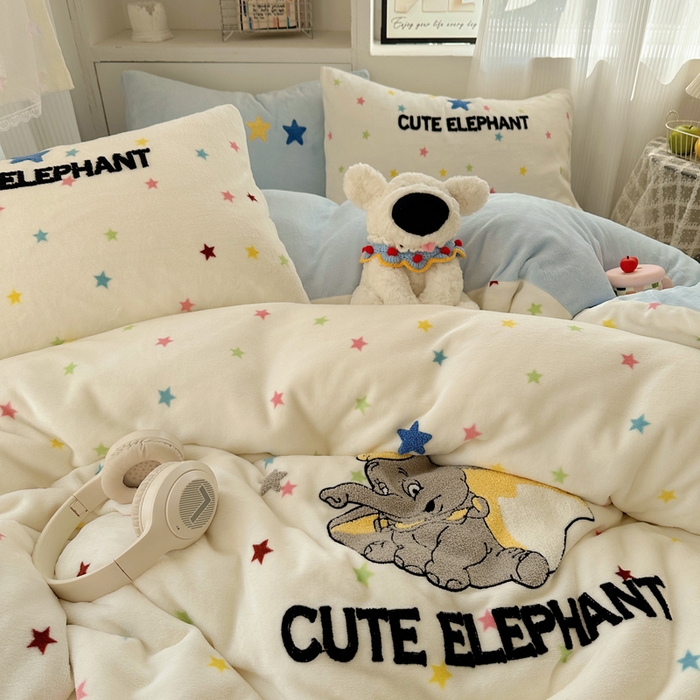 91家纺网 家纺一手货源 找家纺 繁花家居 2025新款牛奶绒毛巾绣格子猫红格子苹果猫四件套 星星小飞象