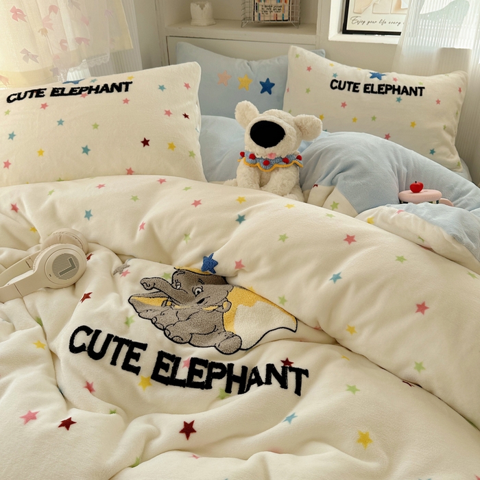 91家纺网 家纺一手货源 找家纺 繁花家居 2025新款牛奶绒毛巾绣格子猫红格子苹果猫四件套 星星小飞象