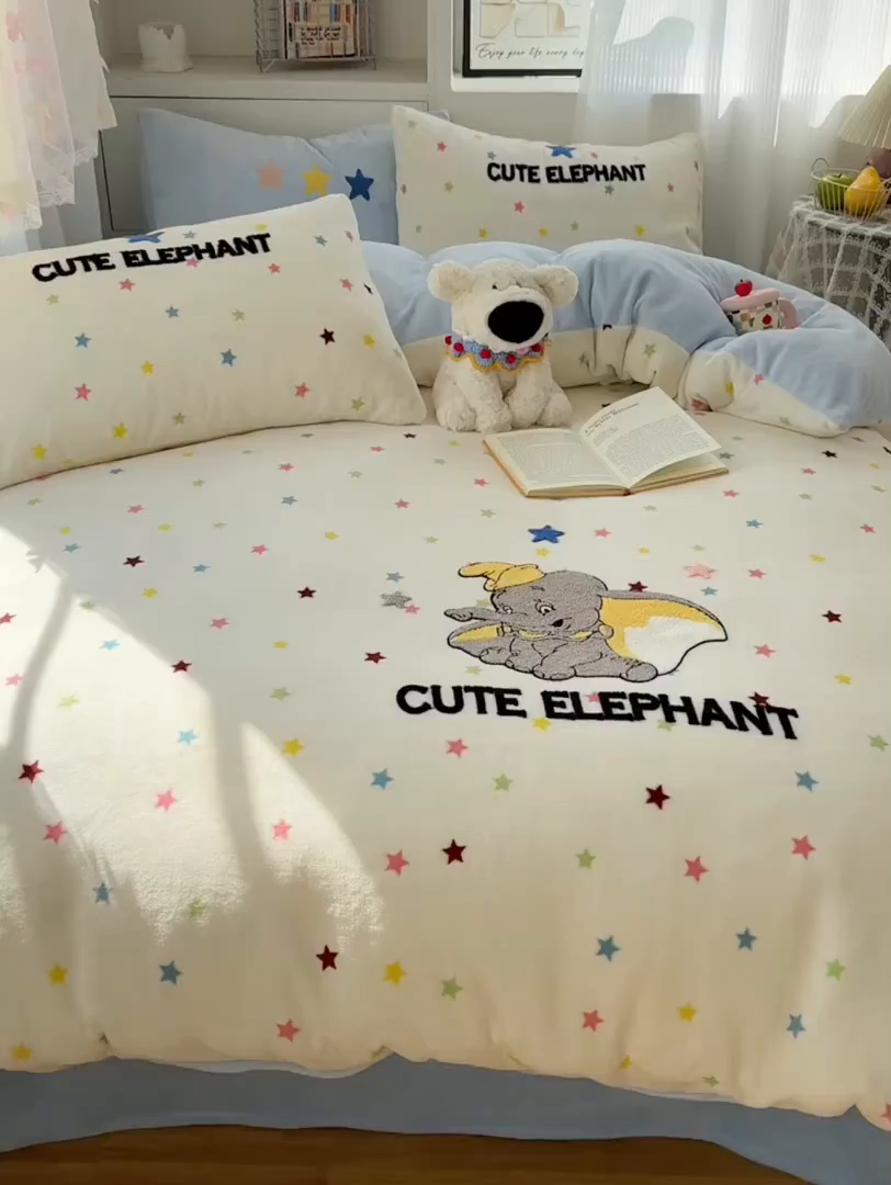 91家纺网 家纺一手货源 找家纺 繁花家居 2025新款牛奶绒毛巾绣格子猫红格子苹果猫四件套 星星小飞象