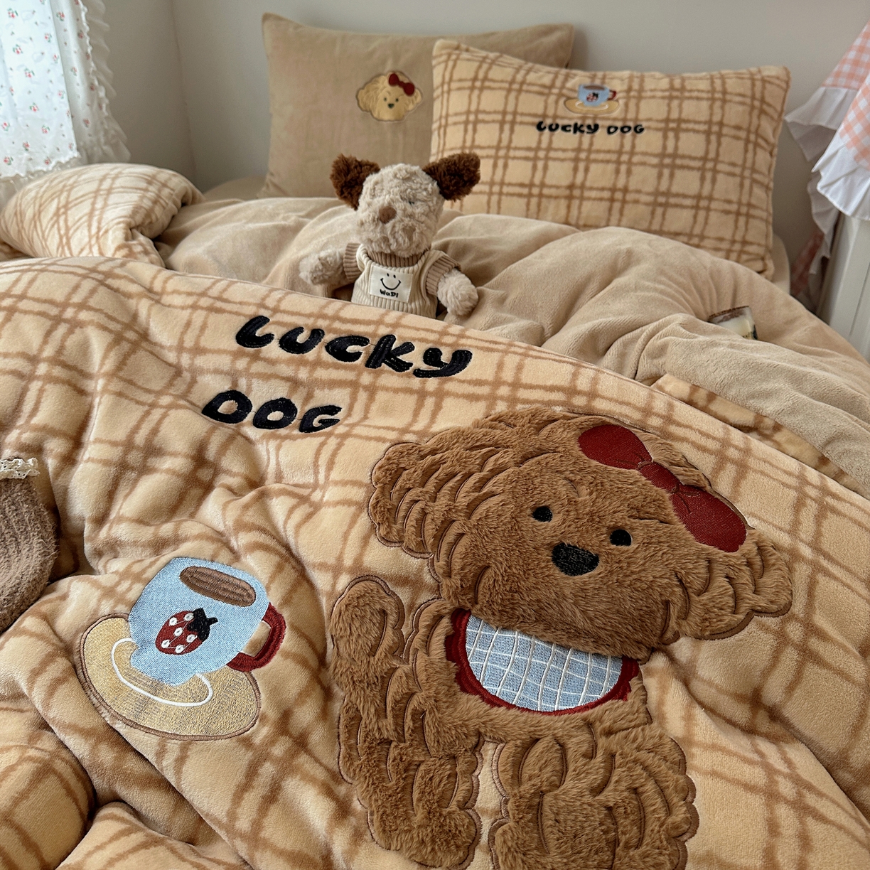 91家纺网 家纺一手货源 找家纺 （总）暖生活 2025新款兔绒贴布绣牛奶绒套件四件套（会员-5）