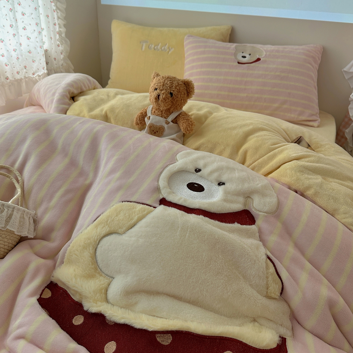 91家纺网 家纺一手货源 找家纺 暖生活 2025新款兔绒贴布绣牛奶绒套件四件套（会员-5） 红围巾小狗